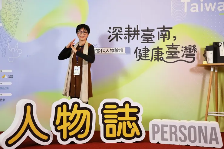 圖說:「在照護需求面向上、沒有人是局外人。」衛服部照護司長蔡淑鳳展現「出巡隊」導入AI協力、持續整合居家醫護整合資源,讓在家善終成為可實現的生命權利。(資料來源:人物誌)