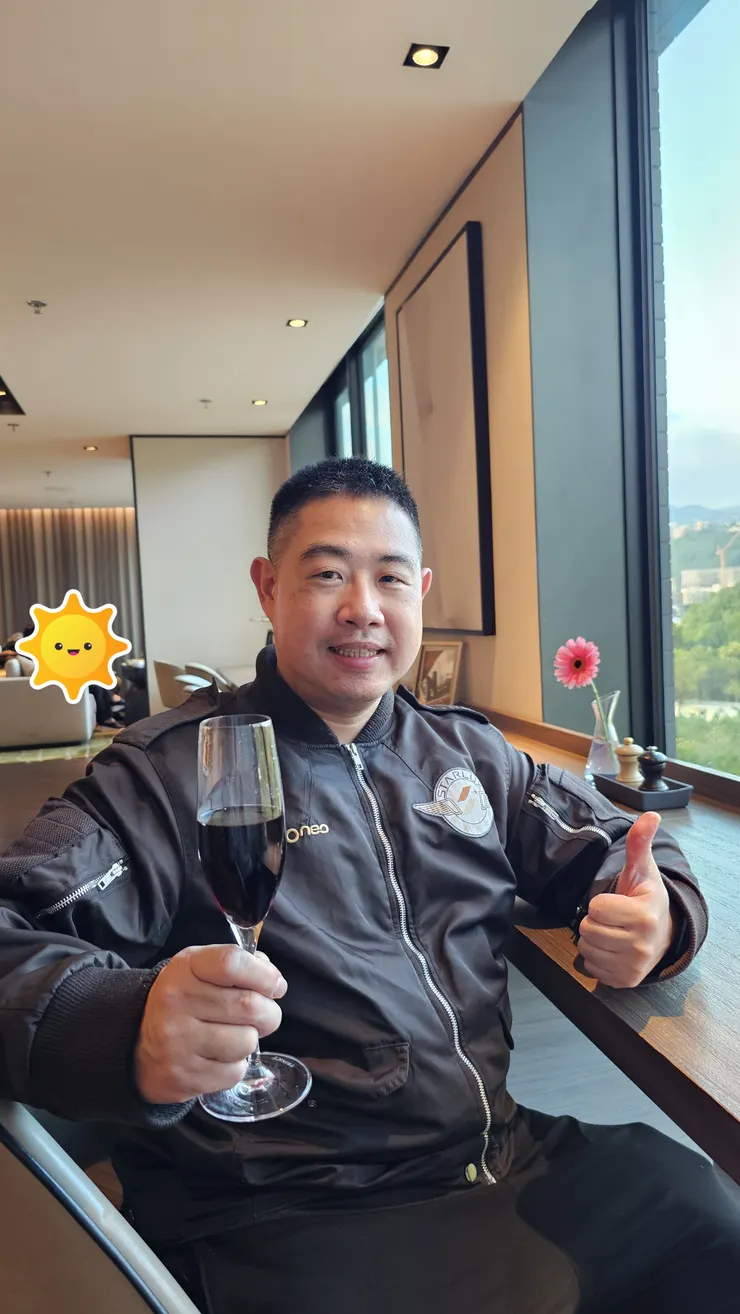 我在台北士林萬麗酒店九樓的行政酒廊享用葡萄酒!乾杯!