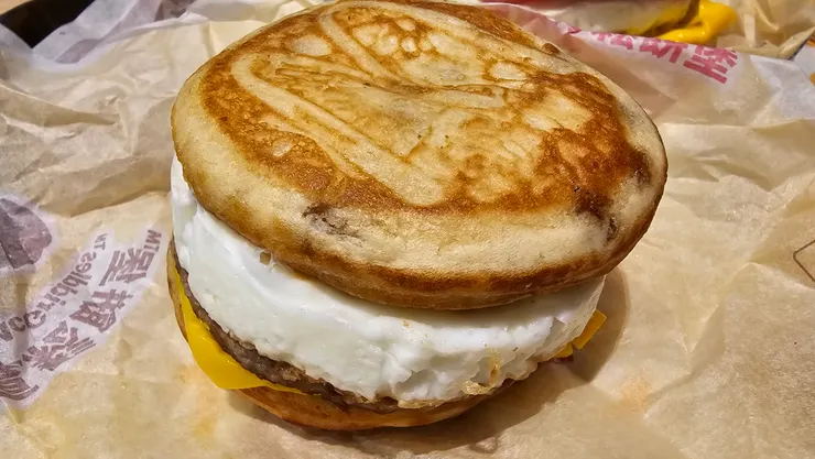這是豬肉蛋厚鬆餅堡!