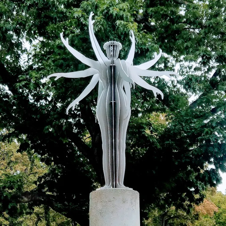 廣場上的仙女雕塑，Bilz將其作為療養院的廣告形象，呈現手臂運動的四個階段