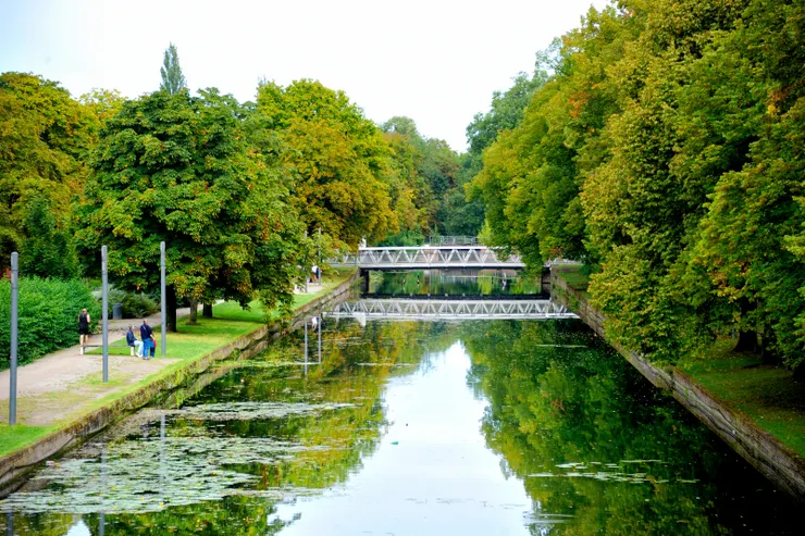 【河流草地池塘森林與沃邦城堡 有兒童嬉戲市民慢跑綿羊吃草】