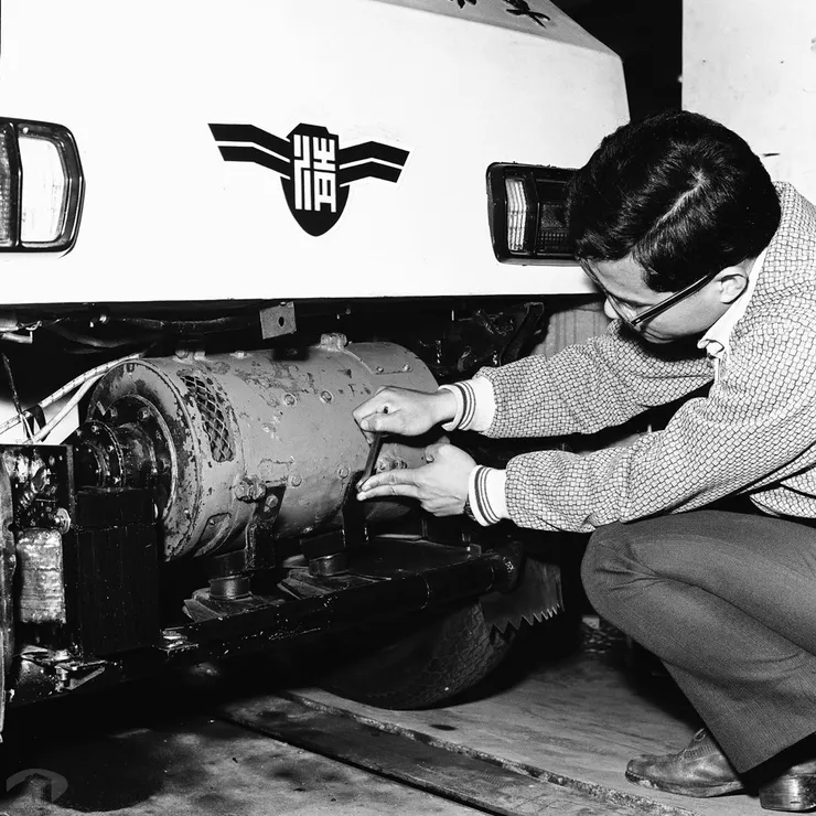 圖1 清華大學自主研製電動車
案名: 陸、海、空軍
檔號: 0052/0048/1
來源機關:行政院新聞局
管有機關:國家發展委員會檔案管理局