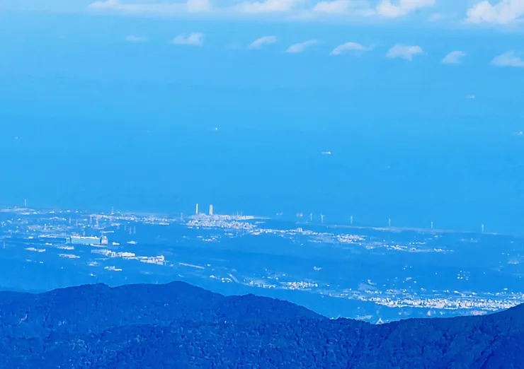 ▲來雪主多次，第一次在主峰同時看見台灣海（台中火力發電廠）及太平洋（龜山島)