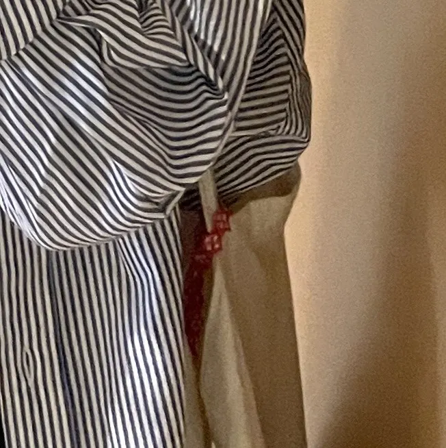 紅色御守很適合白色的背包