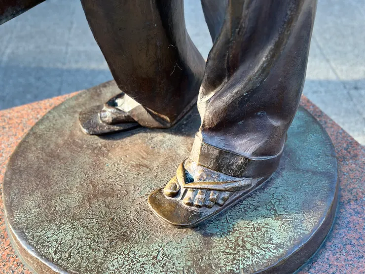 有說摸過寅次郎的左腳會帶來好運，所以很多人都來摸過