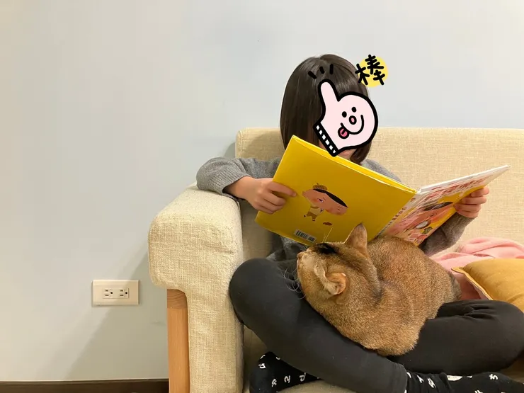 微微的黃光下，檸檬呈現漂亮的紅棕色。