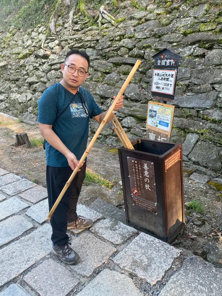 和歌山城還有提供登山杖喔
