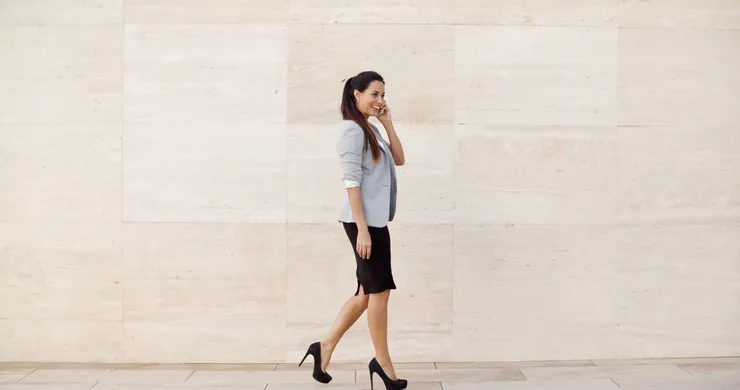 鉛筆裙側邊或是後面開衩，能打破僵硬的直線條。圖/123RF圖庫