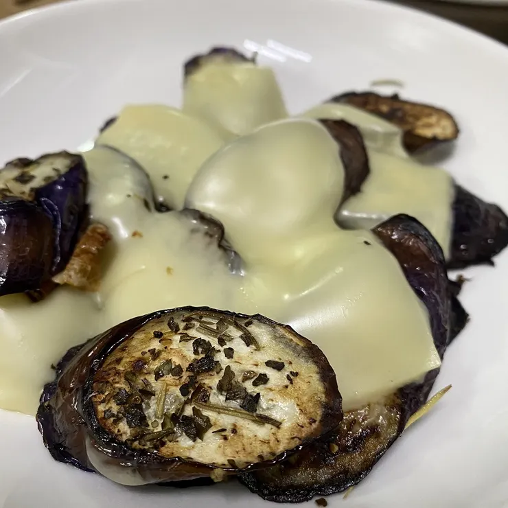 起司茄子：平常煮茄子不是炒就是燙，這次煎茄子灑上一點鹽巴和義大利香料，最後將起司片鋪在上面，非常好吃