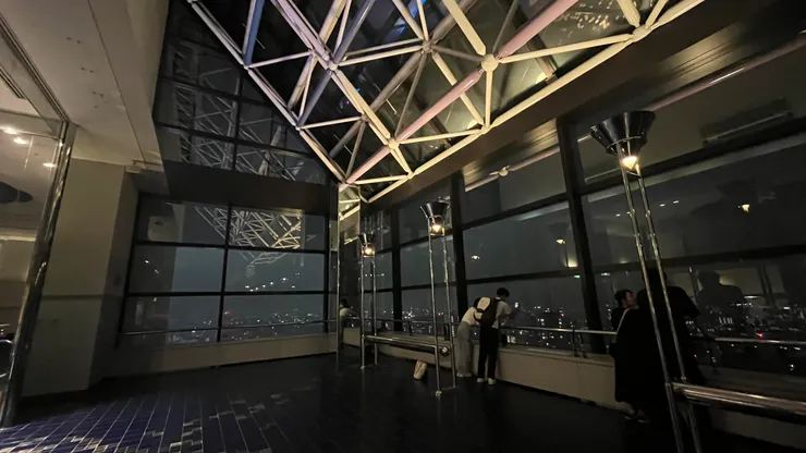 可以靠在欄杆舒服賞景。