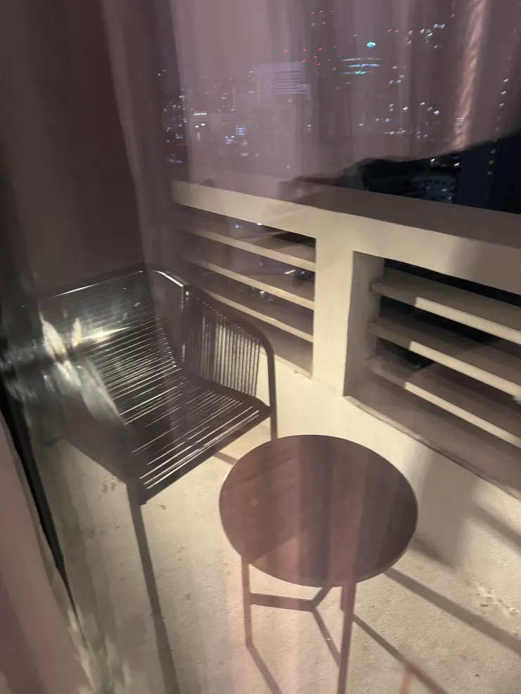 房間有小陽台，陽台開門要簽切結書唷，因為陽台沒有任何防護措施