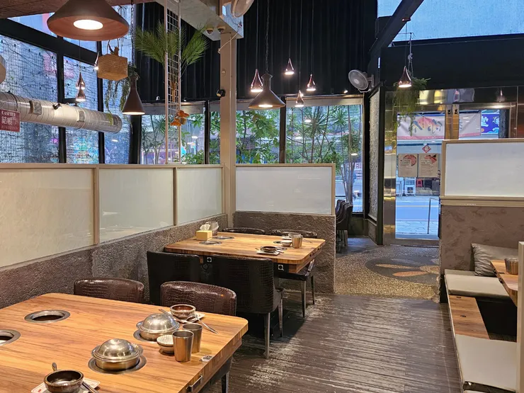 礁溪店的大桌，坐得下全家也坐得下朋友。