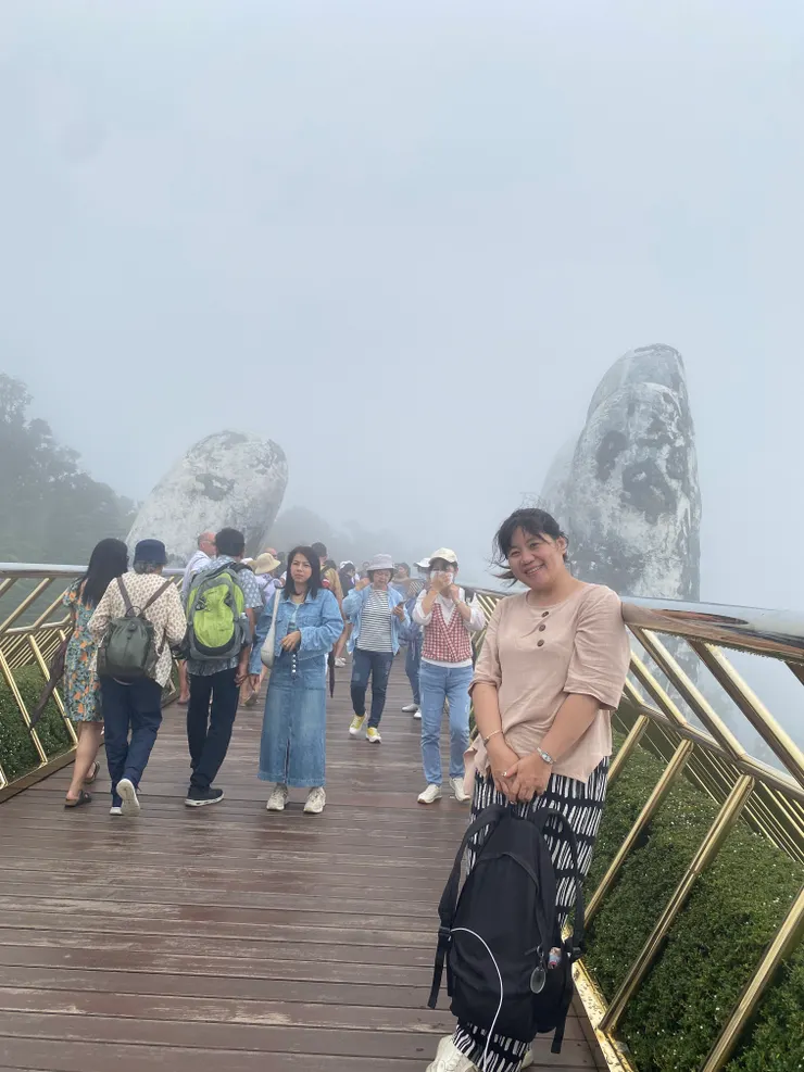 佛手黃金橋上人多到根本無法閃避人群，只能快速留下到此一遊的身影