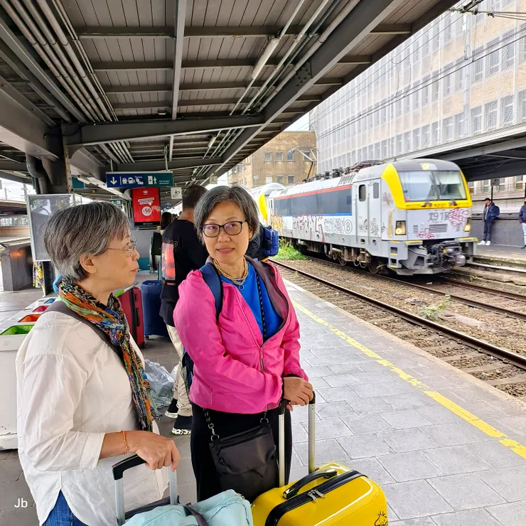 【在布魯塞爾中央車站轉乘火車去安特衛普-貝爾克姆(Antwerpen-Berchem)！對面開來的火車上滿是塗鴉，後來聽帕布夫婦說這是比利時的特色，他們見怪不怪，甚至引以為榮。】