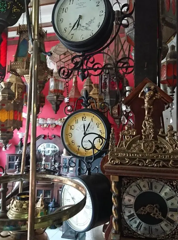 故宮的座鐘告訴我們，人類從來都不滿足於只看時間，更想把時間變成可觀賞、可觸摸的藝術。今天我們戴手錶，也是在延續這份對時間的敬畏與熱愛