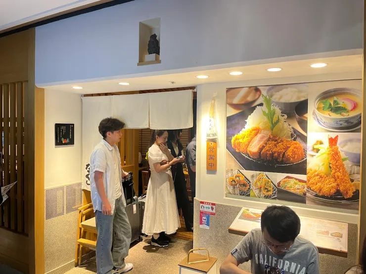 名代豬排かつくら，因排隊人潮太多而放棄。