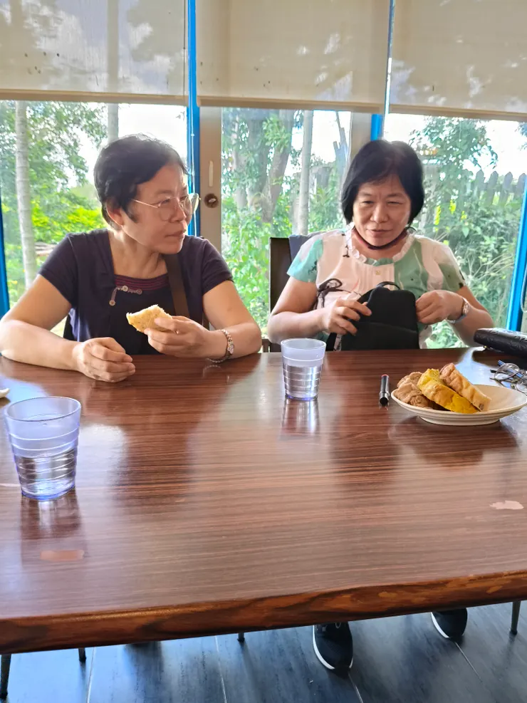 聊得很高興的姊妹