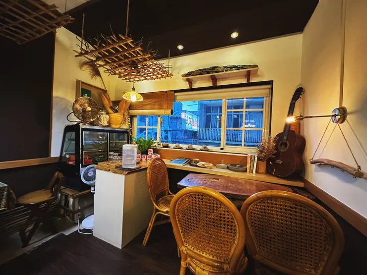 走上二樓,空間依舊不大,南洋風的佈置很有溫暖小窩的溫馨感