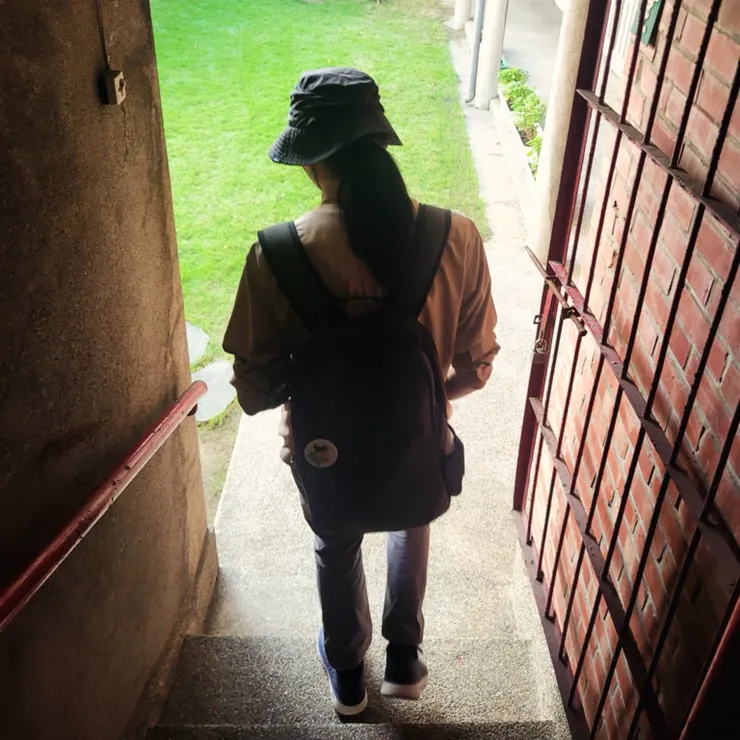 圖說｜這是開學禮拜隔天的迎新活動「大學路 22 巷街屋走讀」，來到最後一站信義會善牧堂，我們從二樓眺望禮拜堂內部後，走下那個小巧可愛的樓梯時，我行走的背影。Photo Credit｜成大 SCM 蕃薯同學