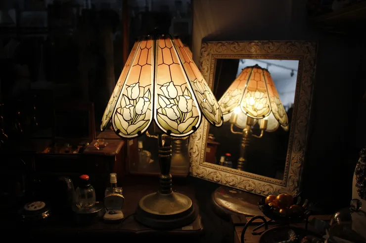 可愛又復古的花紋玻璃，加上功能正常的觸控機制，(可以調整三段光的強度)，夜晚裡能靜靜地撫慰人心。 來自捐贈者老家的物件，可愛的玻璃燈罩破了一片，燈罩上方的固定配件也遺失。和師傅K利用了黏劑神奇重新接回了玻璃，還好當初裂面不多，且玻璃都有保存下來。而尋找固定配件則是有點困難，店小二則是問遍了附近的五金行，老闆都說沒有這樣的尺寸的螺帽，最後問到了一家水電行，則是指引店小二可以去重慶北路上的燈具行問問看，果真燈具行老闆拿出自家使用的收尾螺帽，陳年感完美配合上老件的外觀。 (真的好愛實體店面的原因之一，就是能立即跟老闆聊天，進而了解物品或者是更多的情報，彼此雙方不只買賣，也能建立起某種情誼!!!!)