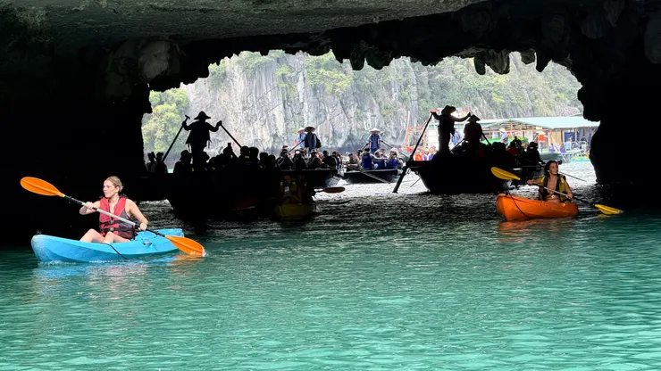 從天井洞返程，迎面而來的是划著獨木舟的西方人。