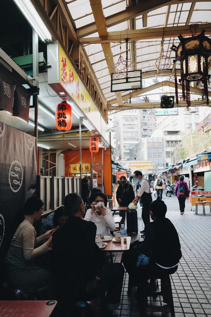 隔桌吃得開懷的人們。 