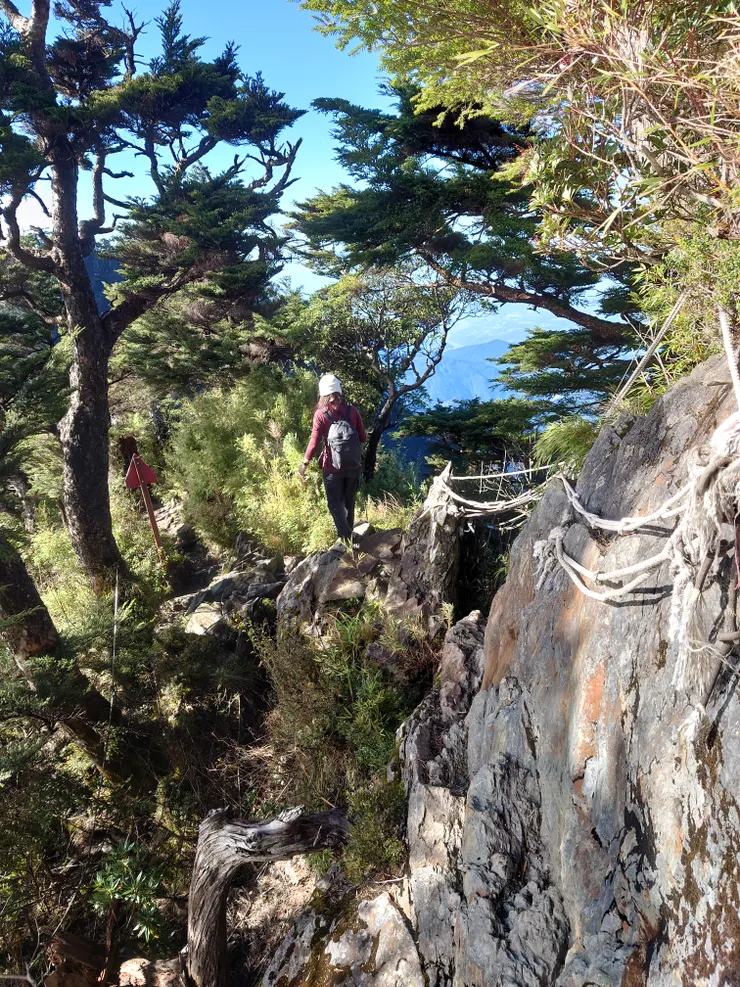 凌晨路過這片斷崖颳風下雨