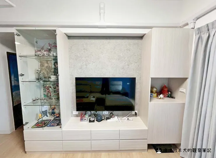 自己規劃的電視櫃,有展示櫃、掃地機的家