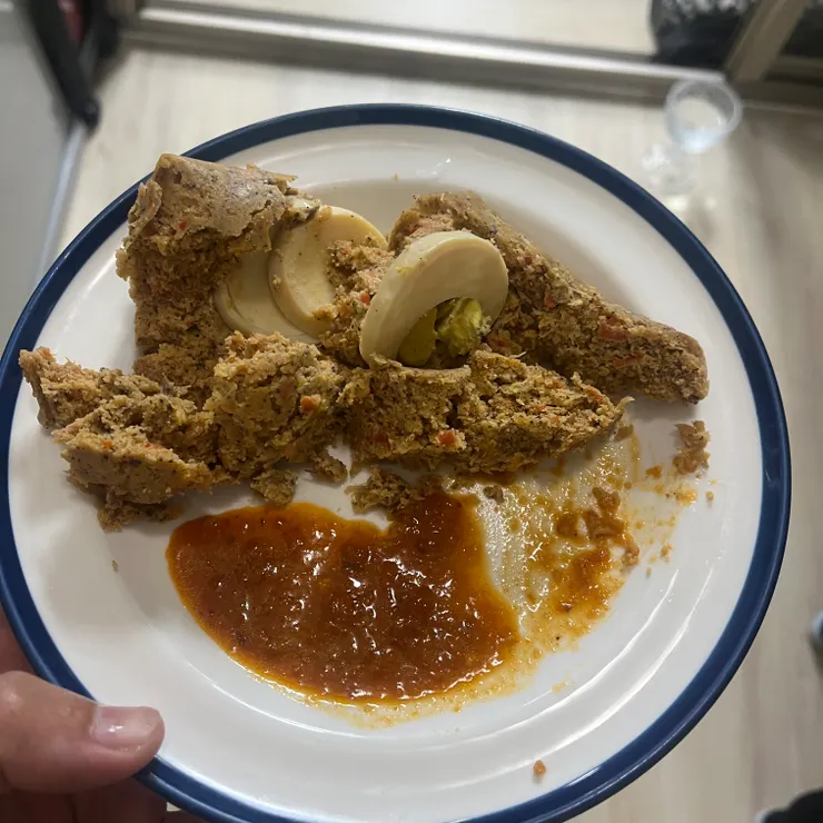 好奇剝開，除了蛋，什麼都沒包，是混合的。加了醬的照片吃起來有點混亂