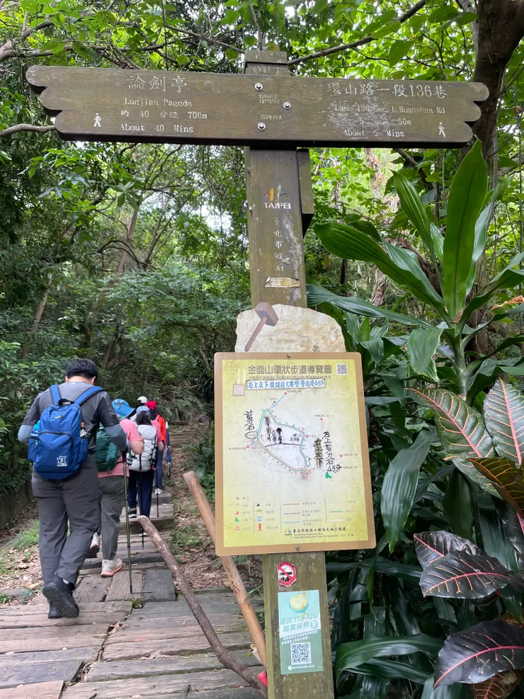 登山口有清楚的標示，沿著木棧道走，不會迷路。