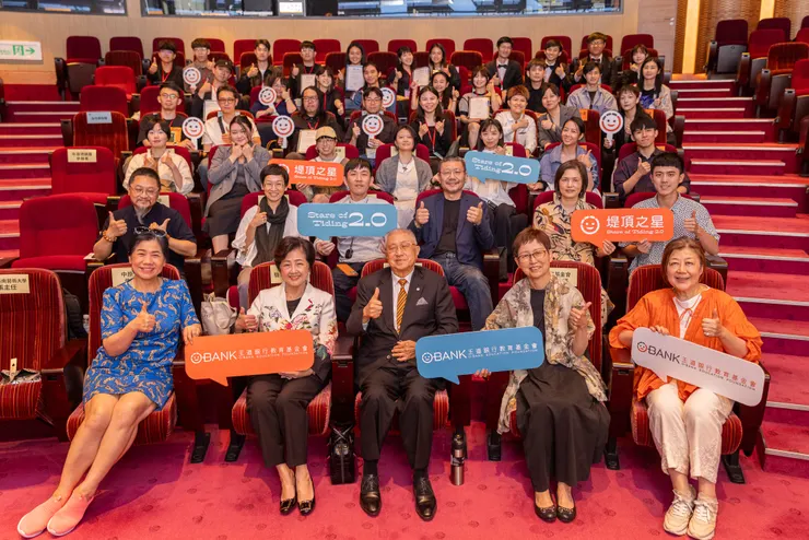 2025「堤頂之星2.0」入選團隊、年度邀請展藝術家與貴賓及觀眾合影。攝影／源日影像 王士源。.0」入選團隊、年度邀請展藝術家與貴賓及觀眾合影。攝影／源日影像 王士源。 