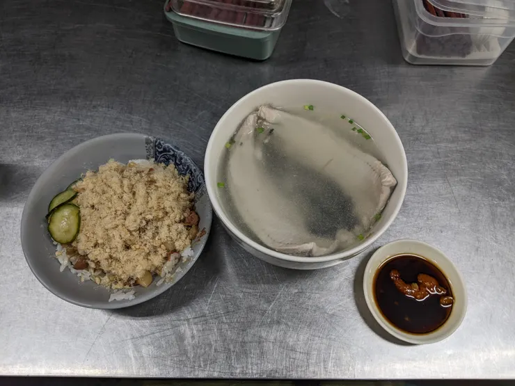 小碗魚酥飯和虱目魚肚湯