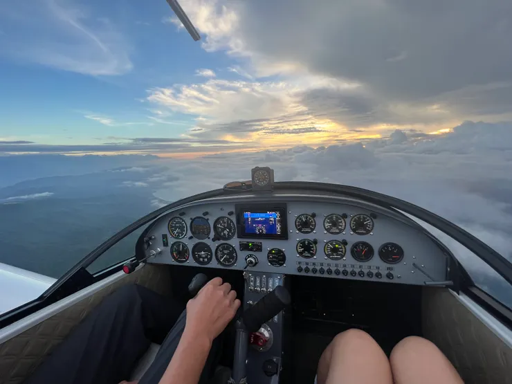 輕航機教練有讓我自己操作方向上下左右,好刺激 I攝影:Sunnyah