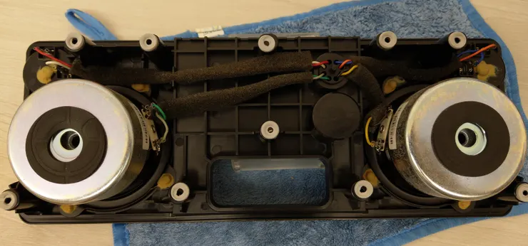 拆下後外殼就露出喇叭了