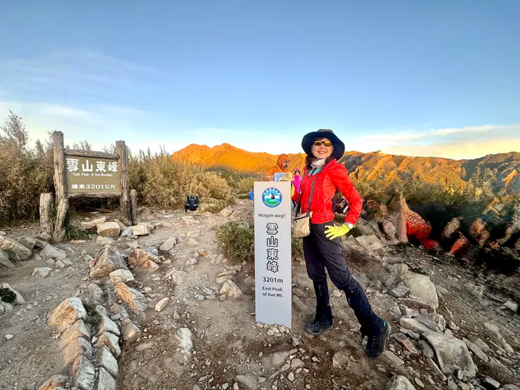 與新製作的百岳標誌合影