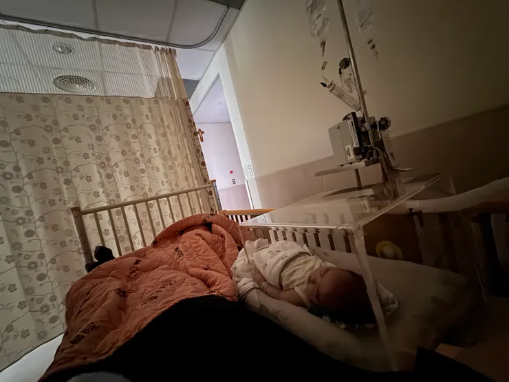 感染RSV嬰兒真實個案_醫院治療家長陪伴在側照片