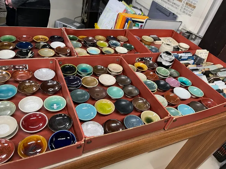 這些是顏色燒出來的樣品~給顧客參考買釉藥的