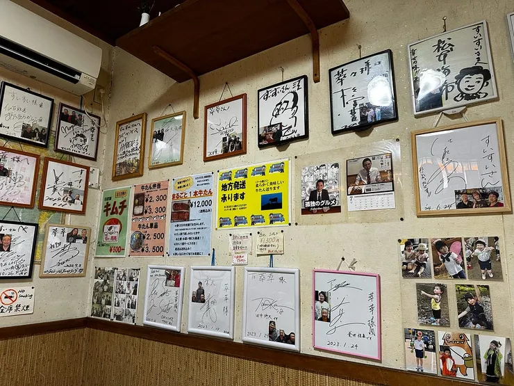 再次感慨很誇張的簽名板牆壁！