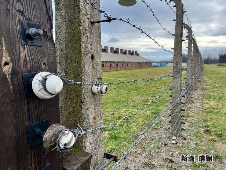 房舍周圍都是電網，不只防止逃跑，更是受不了虐待的囚犯們自殺管道