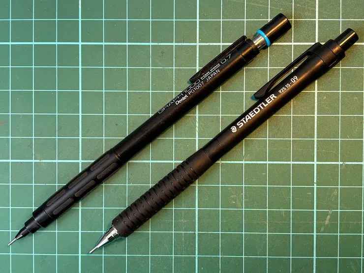 0.7以及0.9的自動鉛筆，品牌分別是飛龍以及施德樓，兩支筆都很美型。