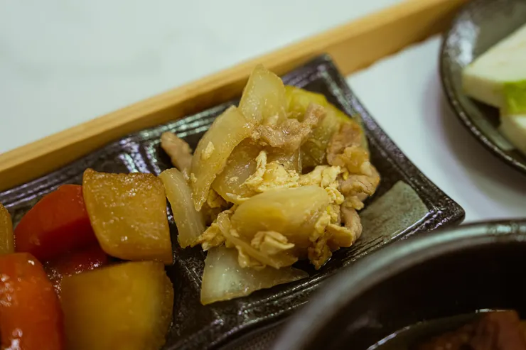 台東美食推薦❤️／小時候廚房的「家傳秘製滷肉」好好吃：你快看那五花肉潤澤油光 #祝福花東🇹🇼 #簡餐推薦 #五花肉 #滷肉 #台東獨旅
