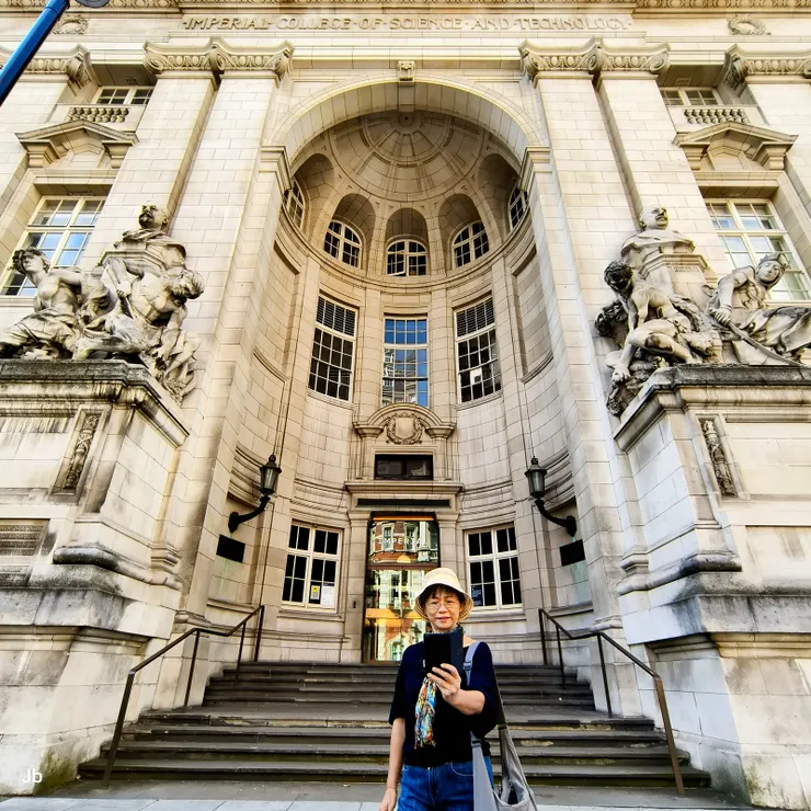 【古典恆新浪漫輕易將鏡頭填滿！在親王路(Prince Consort Rd,)，倫敦帝國學院的科技學院大樓入 口。】