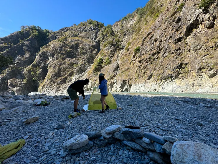 第一個岩壁邊的營地，有石頭堆起的防風灶台好舒適，沒有柴可以撿但有烤火的㾗跡。