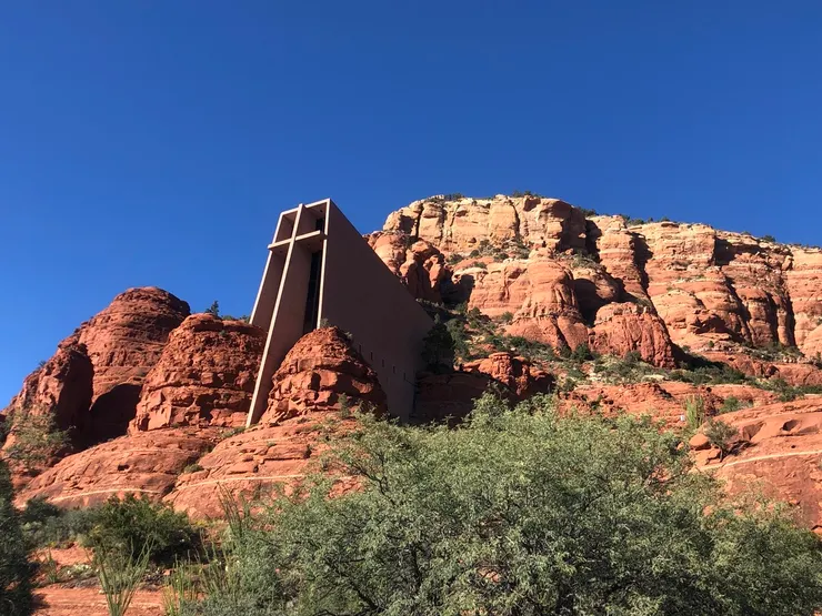 作者攝於 2022年10月｜建在Sedona紅色巨岩上的聖十字教堂（原創作品，請勿擅自使用或轉載。）