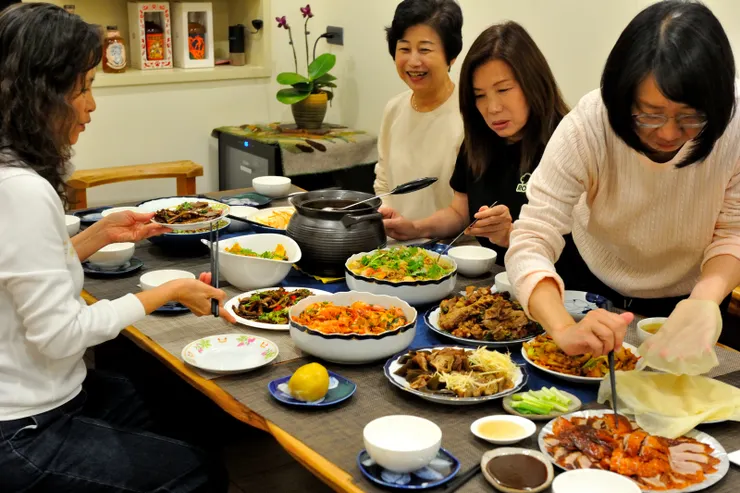 【貴客雲集廚房餐廳霎時摩肩接踵 滿桌佳餚花了眼不知該如何下箸】