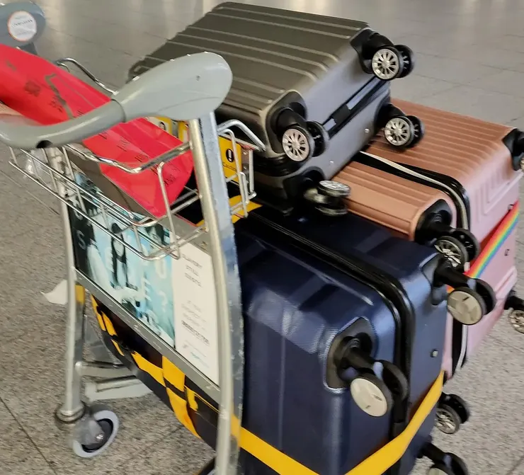 附圖為本人所拍攝，也是本人初到英國的三個行李箱