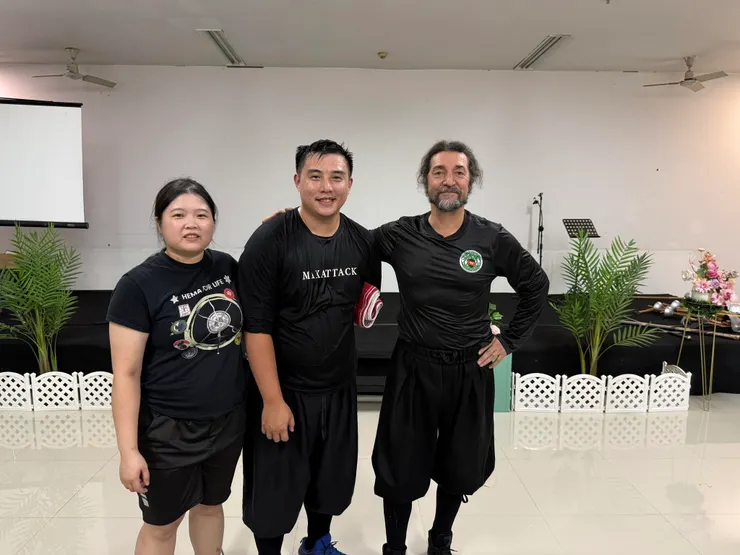 Ton穿著我們贈與的竹堡團服