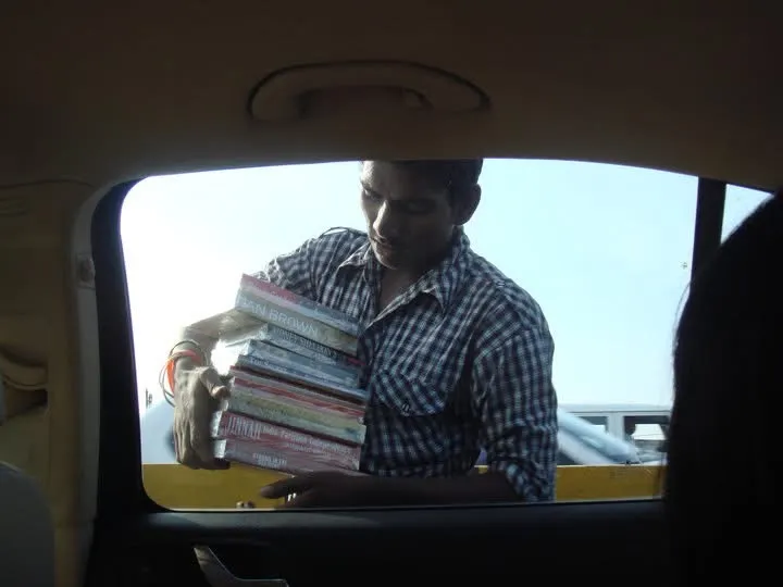 孟買市區 車陣當中 ~你所想到 吃的用的看的 都有小販在賣! 有個小販在賣書 ~跑向我們的車 一本一本 翻給我們看 (我一直搖頭):最後索性翻出"LOSE  YOUR WEIGHT " (只好大笑)