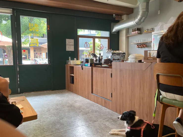 店內整體感覺很明亮乾淨，是很舒服的用餐環境！