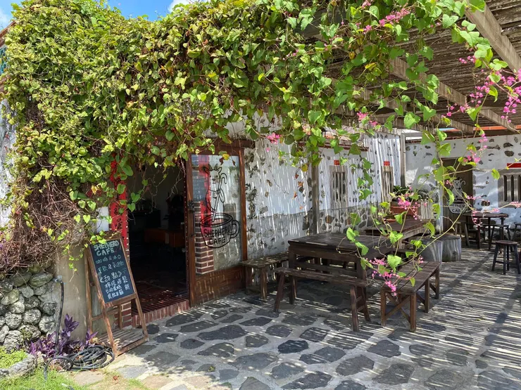 正中午來到古厝聚落中知名的咖啡館，巧妙避開人潮